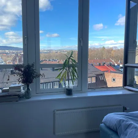 The Nest - Feels Like - Quiet And Bright